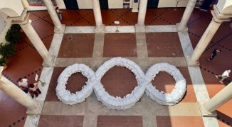 Terzo Paradiso a Palazzo Ducale, l'opera di Marco Mazzarello con 400 sacchi di sabbia
