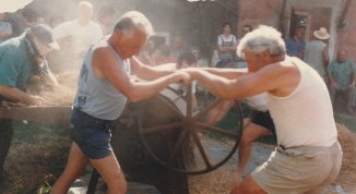 Festa della battitura del grano a Campo Ligure con trattori d'epoca, frittelle e giochi
