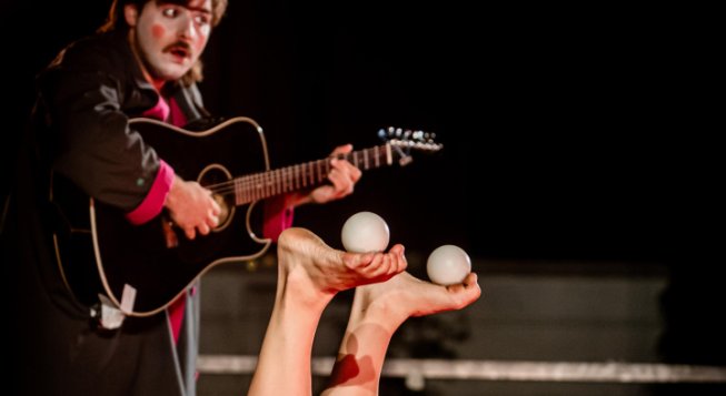 Per un pelo, spettacolo di giocoleria e musica per bambini e famiglie