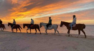 Staycation 2026: cos'è la vacanza a km zero e le migliori esperienze outdoor tra Sardegna, Toscana e Sicilia