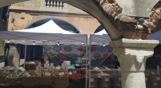 Tipicamente Chiavari, il mercatino con prodotti a km0 e la Conte Brass March Band