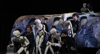 Oltre (come 16+29 persone hanno attraversato il disastro delle Ande), spettacolo di Fabiana Iacozzilli
