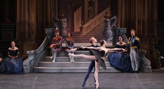 Il Lago dei Cigni, spettacolo con il corpo di ballo della Fondazione Arena di Verona e la direzione di Patrick Lange