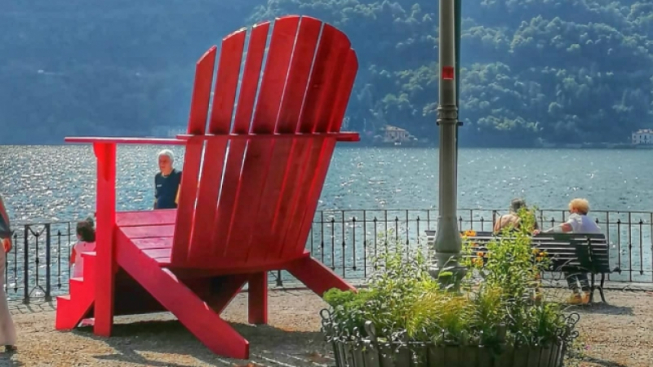 Un trono gigante sul Lago di Como: dove si trova e cos'è l'installazione di Orticolario a Cernobbio