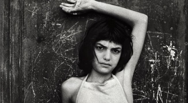 Quartiere Cala: la bambina con il pallone (Palermo, 1980) © Archivio Letizia Battaglia