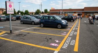 Stalli rosa: a Torino arrivano posti auto per donne in gravidanza. Come richiedere i permessi