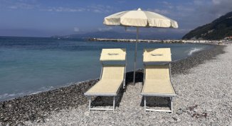 Ombrellone e lettini a 5 euro a Chiavari fino a novembre: spiaggia e orari del servizio