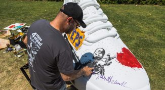 Four Steps Ahead, a Milano arriva la sneaker gigante dell'artista Mr. Savethewall