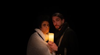 Inutili: tragicomico addio all'opera lirica, spettacolo di e con Luigi Orfeo