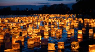 Water Lantern Festival, esperienza sensoriale con luci galleggianti al tramonto