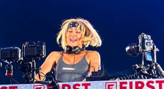 Dj Novah a Genova: grande successo al Porto Antico, in migliaia sotto il palco rotante a ballare la techno