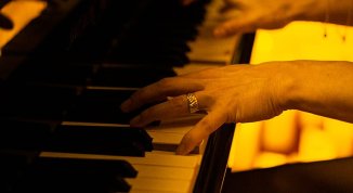 Candlelight: Tributo a Cesare Cremonini, concerto con Valerio Ciccarelli