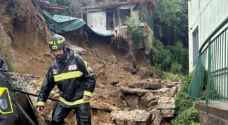 Allerta meteo a Genova, crolla un muraglione in Corso Europa