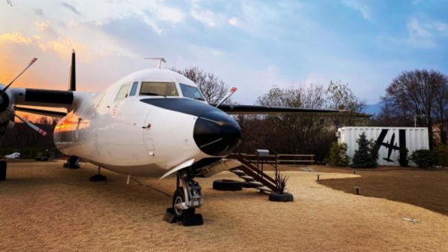 Aperto il primo b&b in un aeroplano: dove si trova, info e prezzi