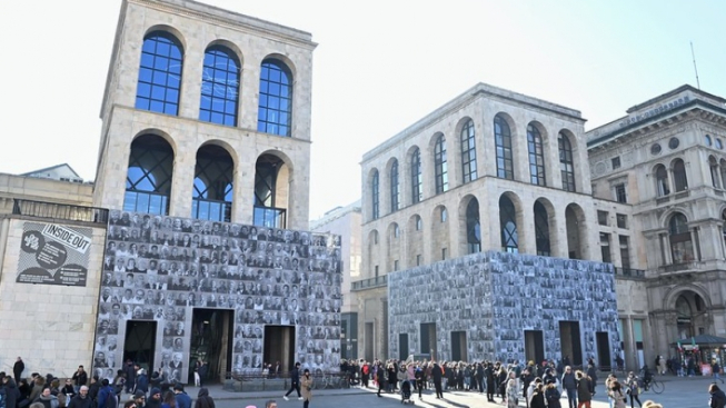 Un mosaico di 1000 volti in piazza Duomo a Milano: l'installazione di Inside Out per i due edifici dell'Arengario