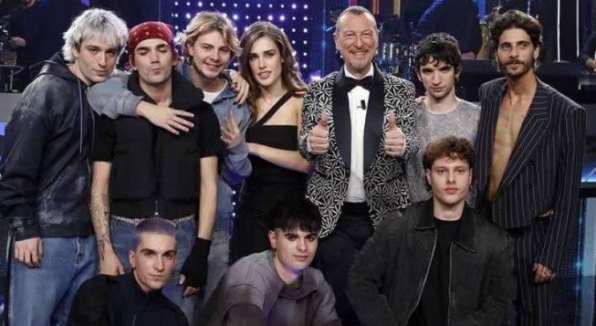 Amadeus con i vincitori di Sanremo Giovani