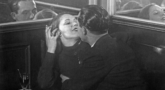 Couple d'amoureux dans un café parisien, Place Clichy © Estate Brassaï Succession / Philippe Ribeyrolles