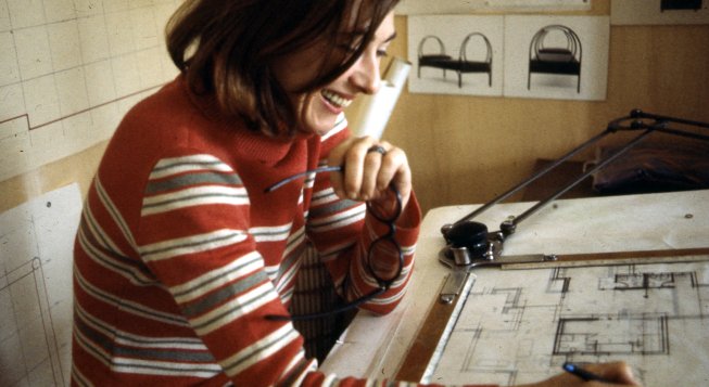 Cini Boeri al tavolo da lavoro, 1965 circa (courtesy Archivio Cini Boeri)