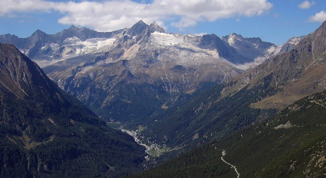 Valmalenco, natura e Ufo: la magia autunnale tra escursioni, colori e misteri del cielo
