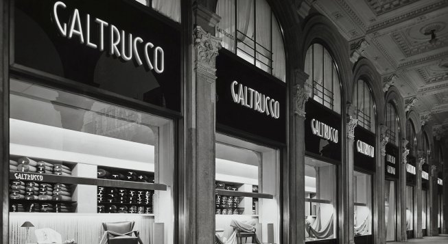 Negozio Galtrucco sotto Portici Meridionali di piazza Duomo, 1949 © Foto A. Villani e Figli, Bologna / Archivio Galtrucco
