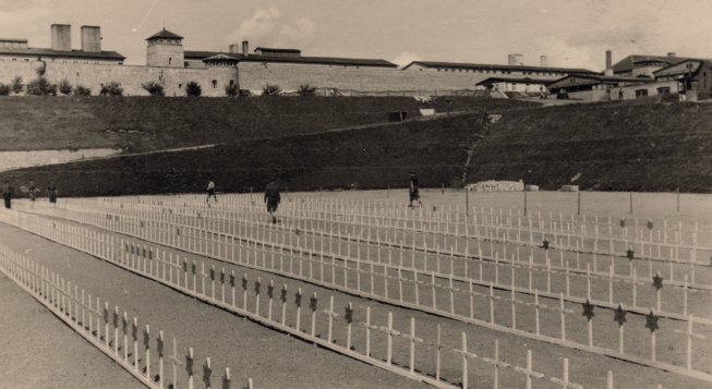 Cimitero nell’ex campo sportivo delle SS di Mauthausen (sullo sfondo il profilo del campo), giugno 1945 © Memoriale del campo di concentramento di Mauthausen