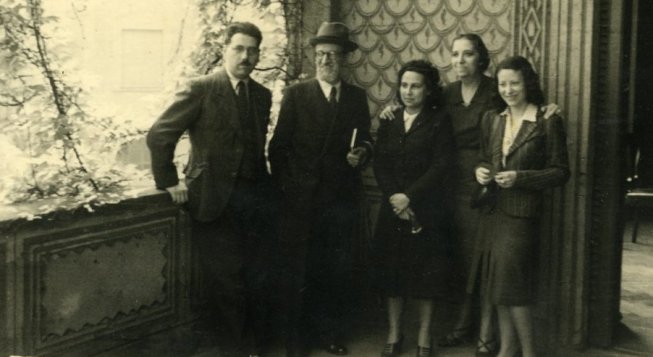 Veranda della Scuola ebraica di via Eupili, foto di gruppo (1942) © Archivio Fondazione Cdec