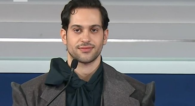 Mahmood durante la conferenza stampa
