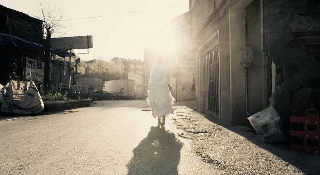 Pippa Bacca in una strada di Istanbul, 2008  © Sirio Magnabosco