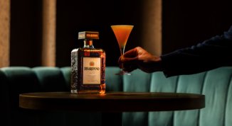 Disaronno compie 500 anni: la storia tutta lombarda del liquore italiano più bevuto al mondo