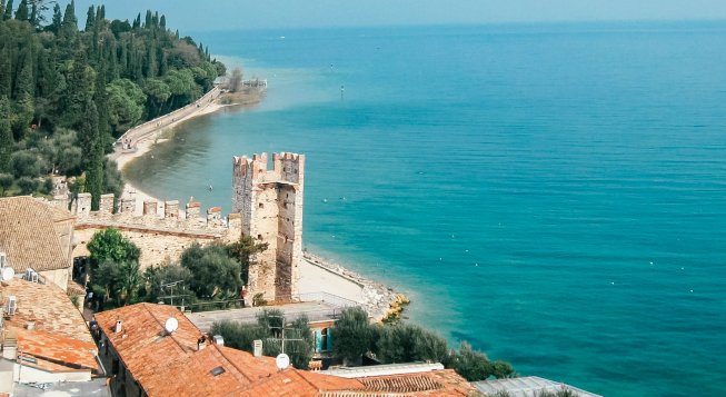 Bandiere Blu 2025, sui laghi della Lombardia tre località premiate per spiagge e servizi