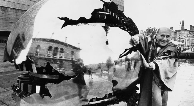 Arnaldo Pomodoro nel 1992 al Trinity College di Dublino per la laurea honoris causa