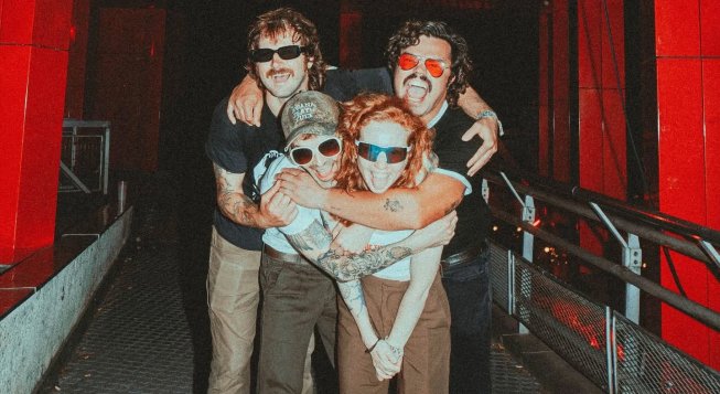 © facebook.com/winelipsband