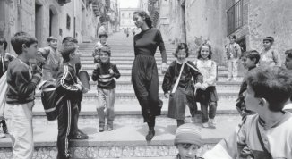 Helmut Newton e Ferdinando Scianna in mostra a Caraglio e Saluzzo: la grande fotografia di moda in Piemonte