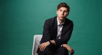 Sean McLoughlin in White Elephant, spettacolo di stand-up comedy