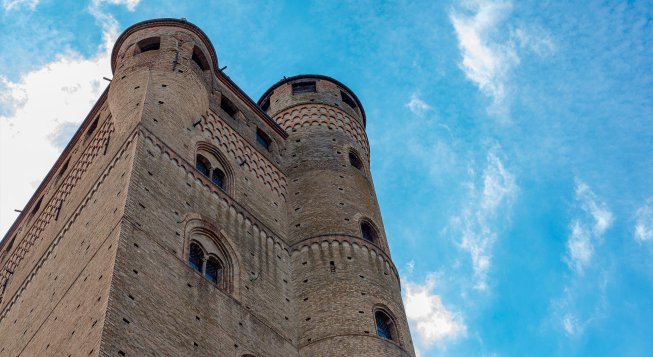 Castello Segreto a Serralunga d’Alba: tour esclusivo in notturna tra torri e leggende