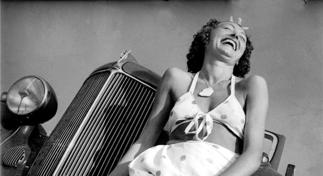 Lee Miller, Nusch Éluard seduta su un’auto. Golfe Juan, Francia, 1937 © Lee Miller Archives, England 2025.  All rights reserved. leemiller.co.uk