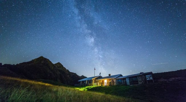 Stargazing in Valtellina, i punti migliori dove osservare le stelle e il cielo notturno: luoghi e percorsi