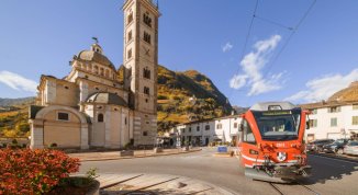 Trenino Rosso del Bernina: dove parte, percorso e acquisto biglietti per immergersi nei panorami mozzafiato delle Alpi