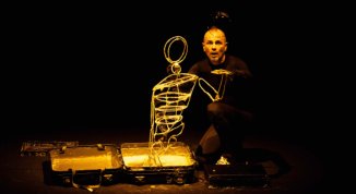 Sonosolo (sono solo bolle di sapone), spettacolo per bambini di e con Michele Cafaggi - Piccoli Parenti