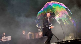 Concerto in si be-bolle, spettacolo per bambini di e con Michele Cafaggi - Piccoli Parenti