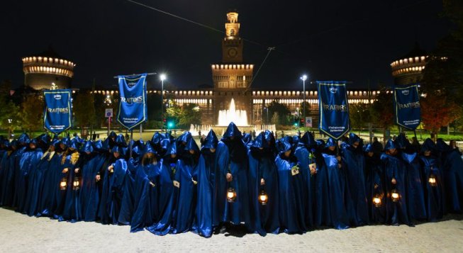 The Traitors Italia: la parata degli incappucciati a Milano