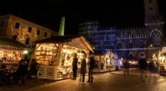 Mercatino di Asti 2025 in piazza Alfieri