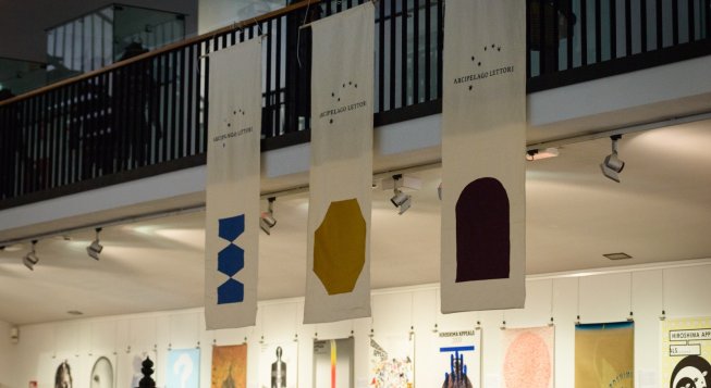 Tre stendardi - Arcipelago lettori ©Fondazione Edoardo Garrone