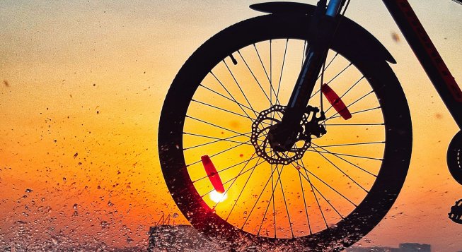 Bicicletta al tramonto © Unsplash / Sujeeth Potla