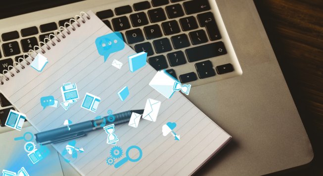 Laptop e blocco note con icone delle applicazioni - ©Freepik/creativeart