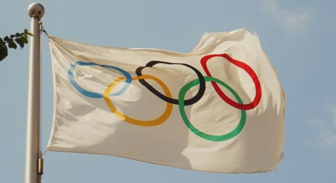 Bandiera Olimpica © Unsplash / Douglas Schneiders