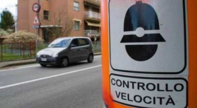 Autovelox e macchina © Automobile Italia/flickr.com