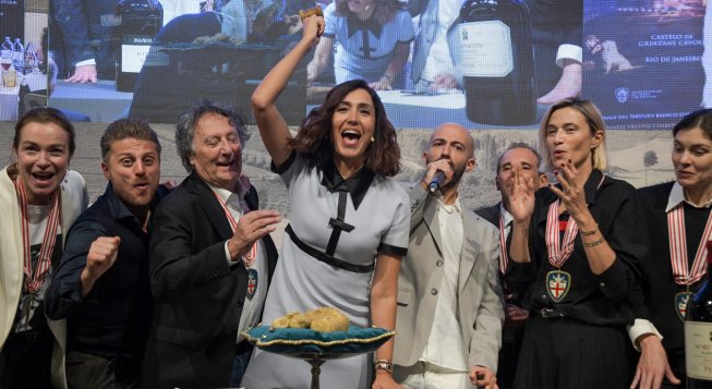 Asta Mondiale del Tartufo Bianco d’Alba 2025: 502.000 euro raccolti a Grinzane Cavour, record ad Hong Kong