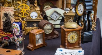 Il mercatino antiquario in via Cesarea, l'appuntamento di novembre 2025