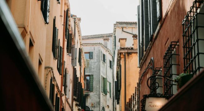 Genova @ Virginia Marinova/unsplash.com